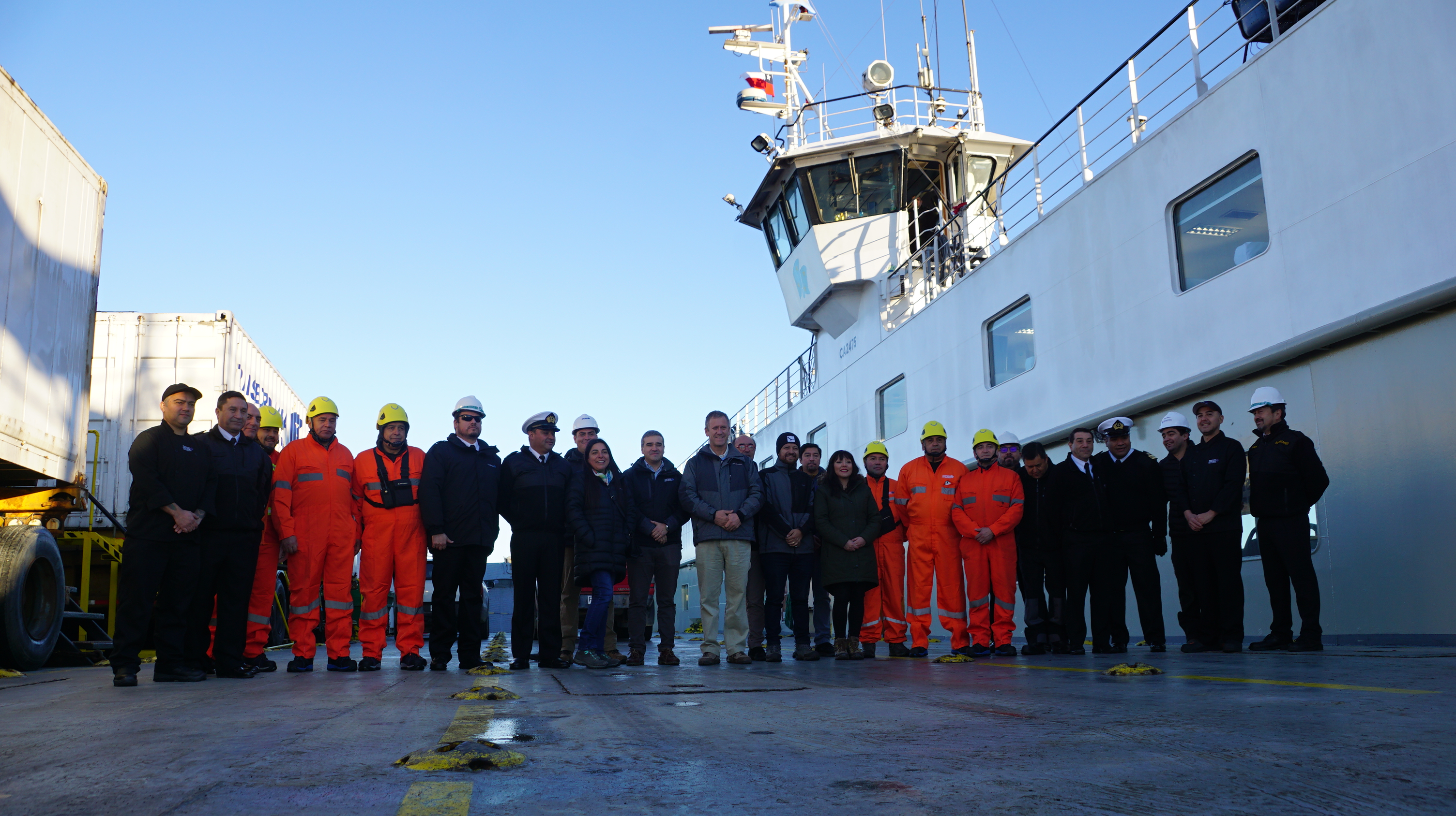 En el Día del Trabajador, Ministro de Transporte visitó tripulación del ferry Crux Australis
